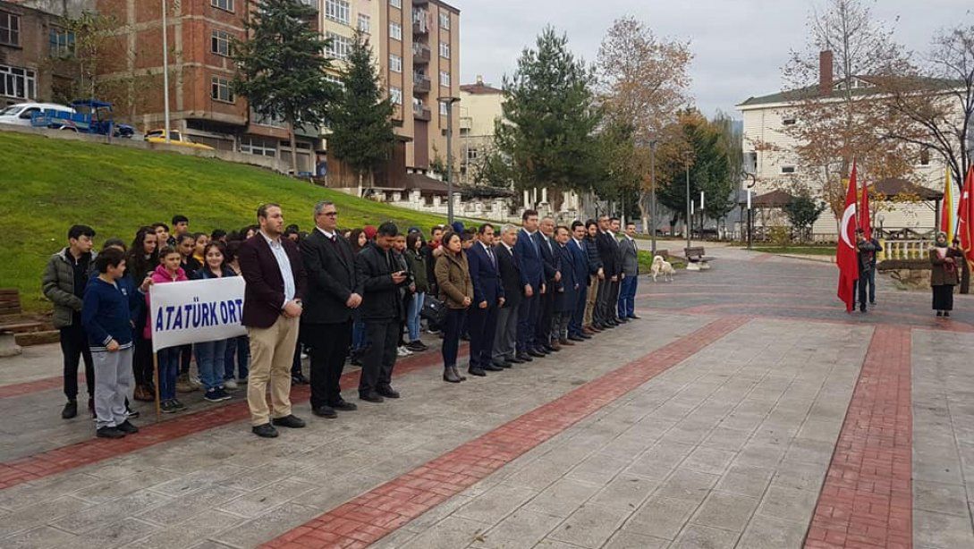 İlçemizde 24 Kasım Öğretmenler Günü Atatürk Anıtına çelenk sunumu ile başladı