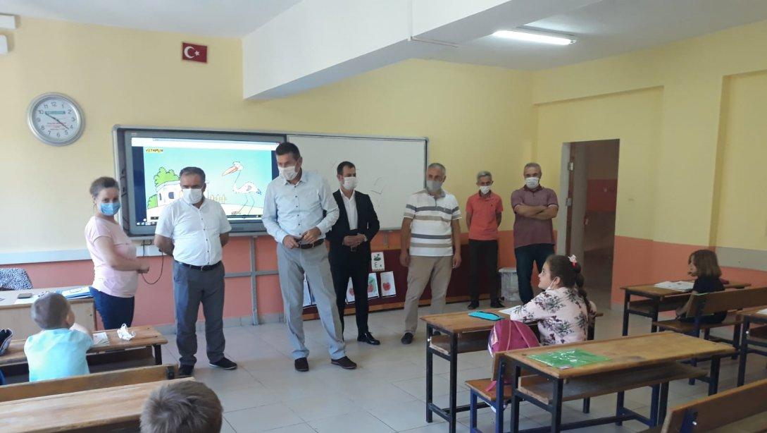 İlçe Milli Eğitim Müdürümüz Sayın Ahmet KINA Göller Şehit Hasan Özdenbaşı İlk-Ortaokulu'nu ziyaret etti.