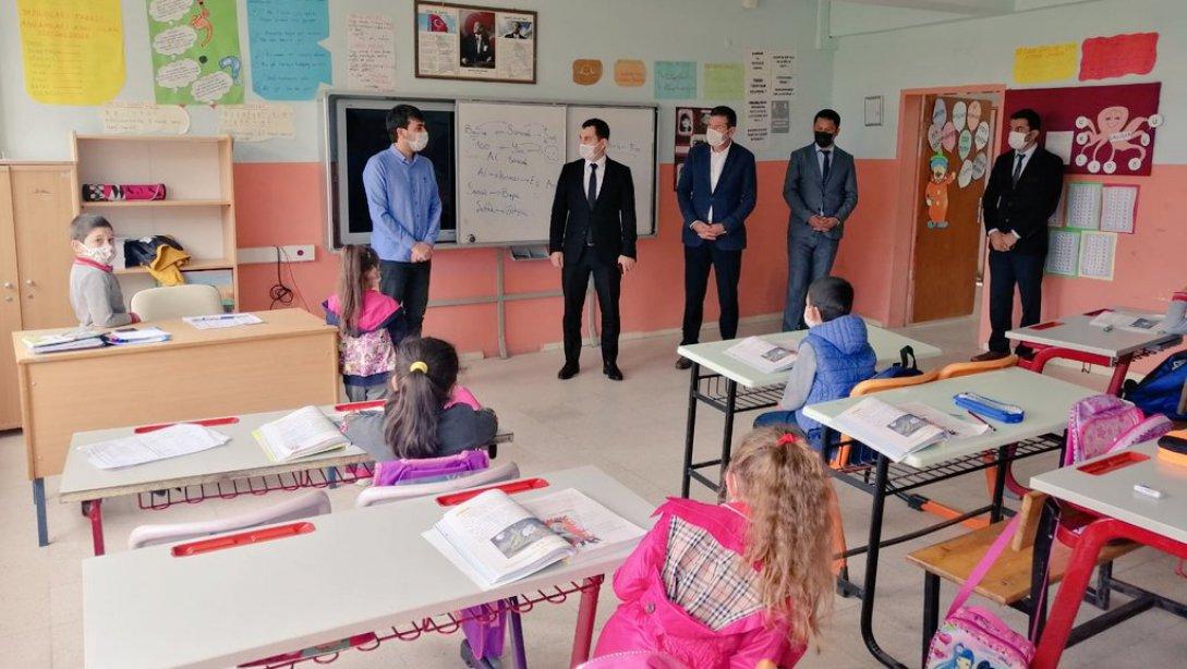 İlçe Kaymakamımız ve İlçe Milli Eğitim Müdürümüz  Ortaköy Şehit Yüksel Çağlar İlk-Ortaokulu' nu Ziyaret Etti.