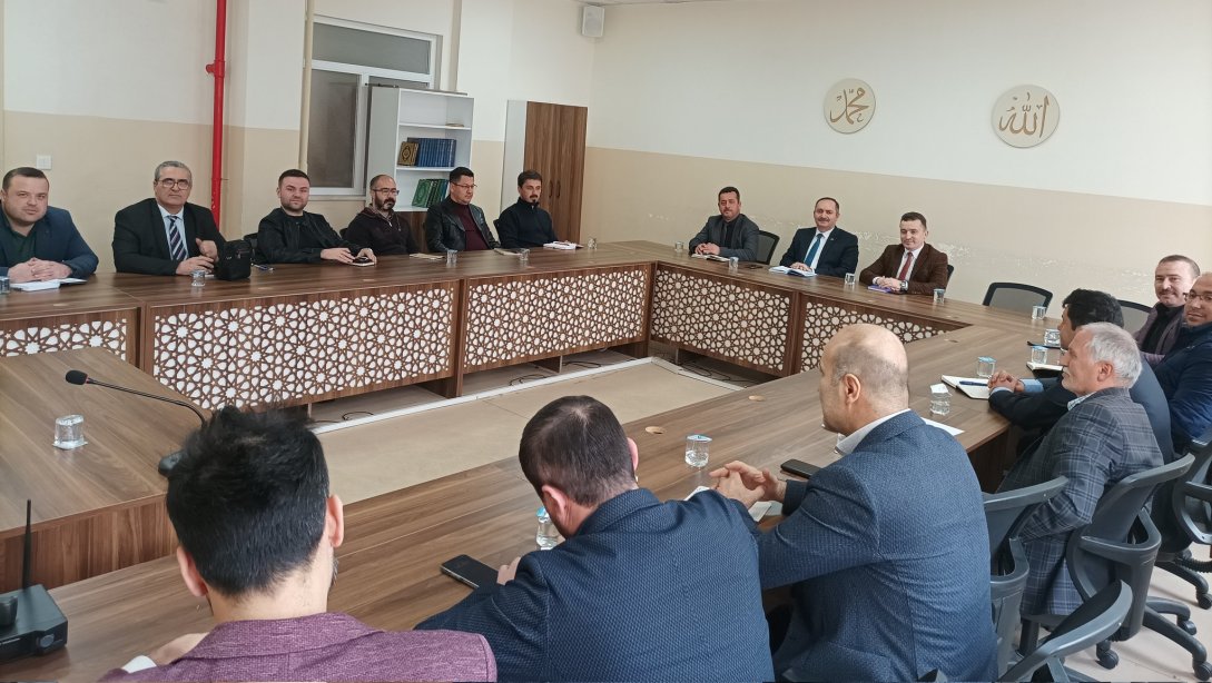 İlçe Milli Eğitim Müdürümüz Süleyman PEHLİVAN başkanlığında Okul ve Kurum Müdürleriyle değerlendirme toplantısı yapıldı.